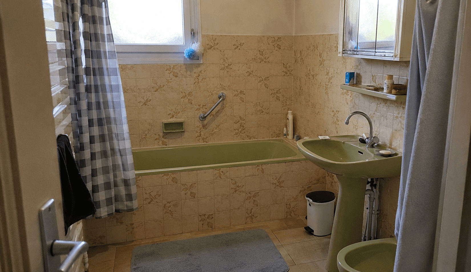Baignoire à enjamber, équipement non sécurisé pour personne âgée